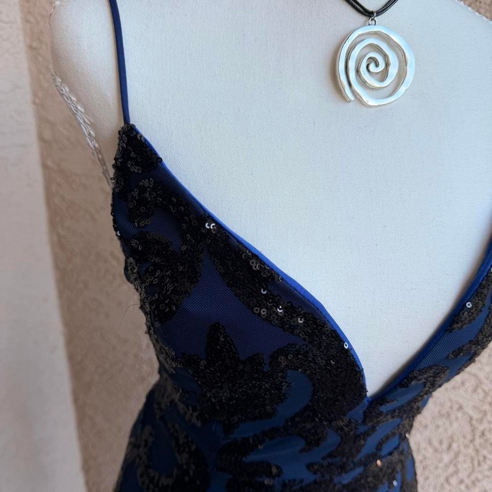 Navy blue sequin maxi dress with black sequin floral pattern - Picture 4 of 8